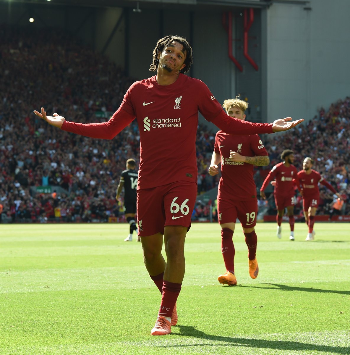 OfficialFPL's tweet photo. 495,647 managers transferred out Trent Alexander-Arnold for #LIVBOU

The defender ends Gameweek 4 with 17 points...

#FPL https://t.co/KsVe4kcyRJ