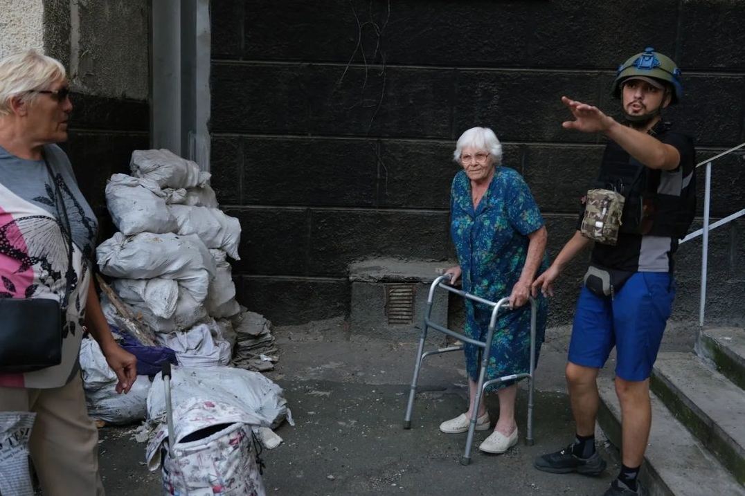 zav_raya's tweet photo. Volunteers help people with limited mobility and stroke survivors get to evacuation trains. #Ukraine #war #RussianAggression #RussianWarCrimes #RussiaIsATerroristState https://t.co/BvDvErOu4K
