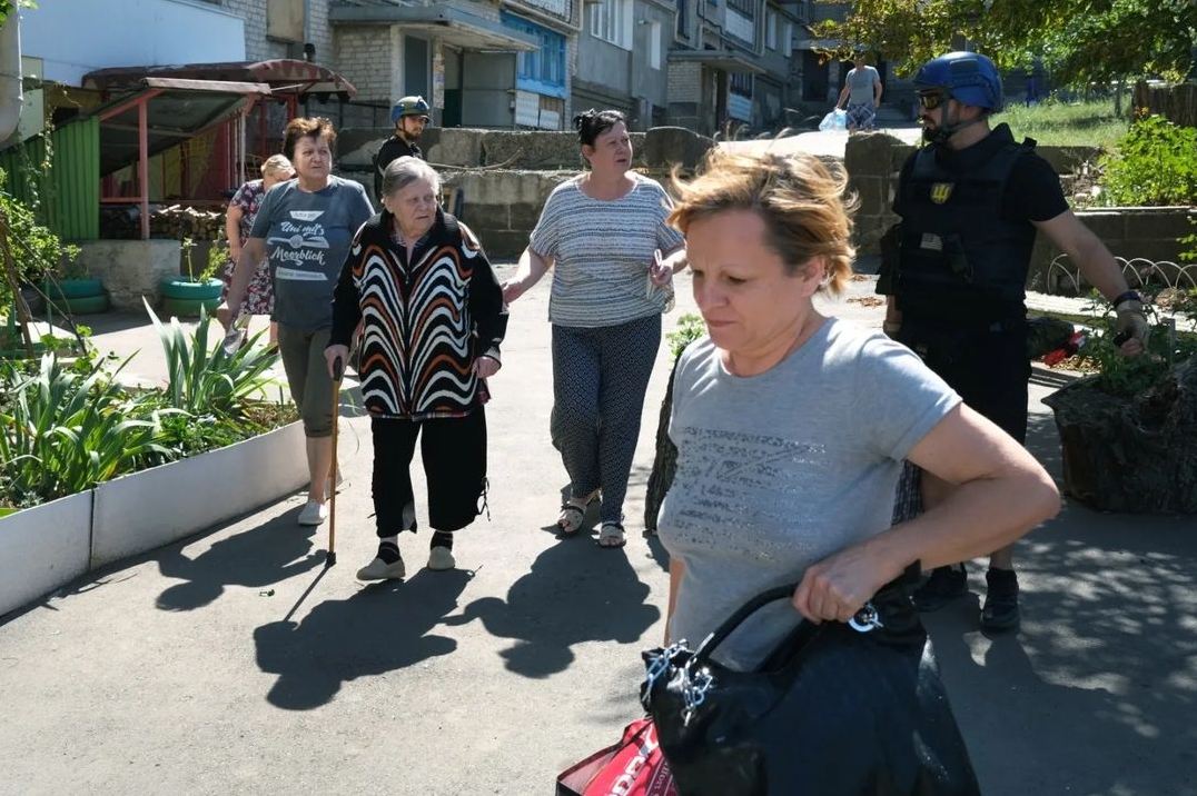 zav_raya's tweet photo. Volunteers help people with limited mobility and stroke survivors get to evacuation trains. #Ukraine #war #RussianAggression #RussianWarCrimes #RussiaIsATerroristState https://t.co/BvDvErOu4K