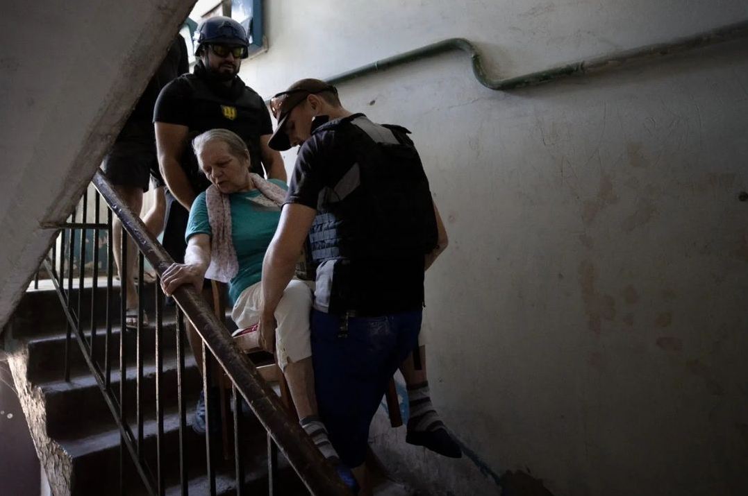 zav_raya's tweet photo. Volunteers help people with limited mobility and stroke survivors get to evacuation trains. #Ukraine #war #RussianAggression #RussianWarCrimes #RussiaIsATerroristState https://t.co/BvDvErOu4K