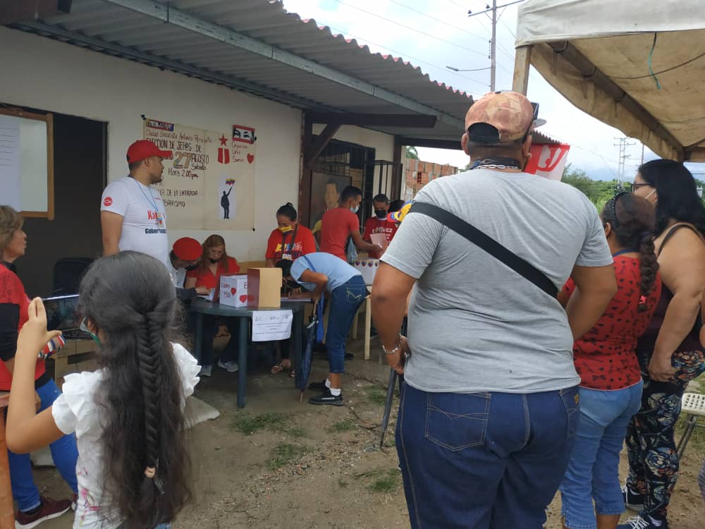 lirapsuv's tweet photo. #Sab27
Nos Organizamos, asistimos a la Asamblea convocada, hicimos la cola, y votamos por nuestr@s líderes de Comunidad.
Seguimos comprometidos y Venciendo!!!
@PartidoPSUV https://t.co/XmxnxE0iIZ