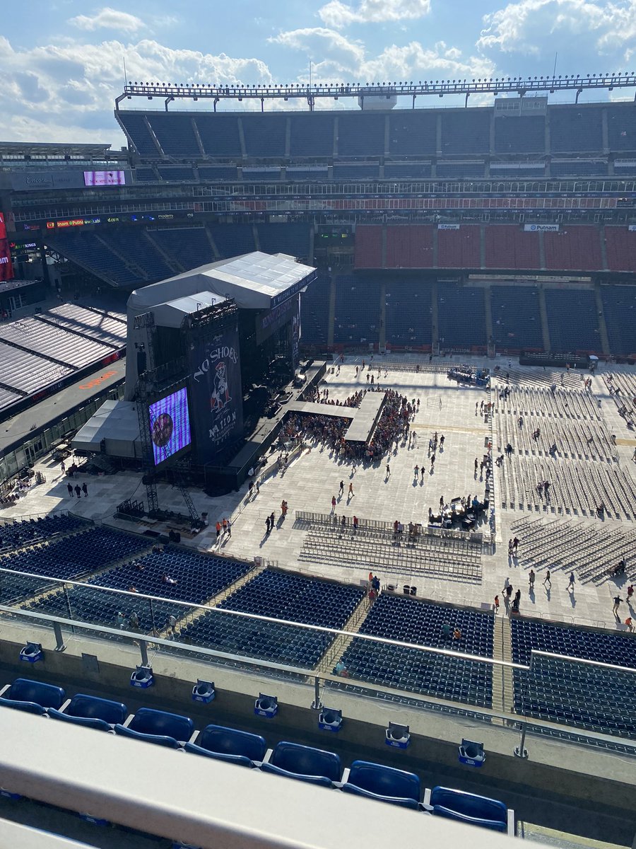 TheCorgiMomma's tweet photo. @JessicaOnAirDj @kennychesney @GilletteStadium @TheBull1017 Tonight’s view. https://t.co/zwXQqMMT02