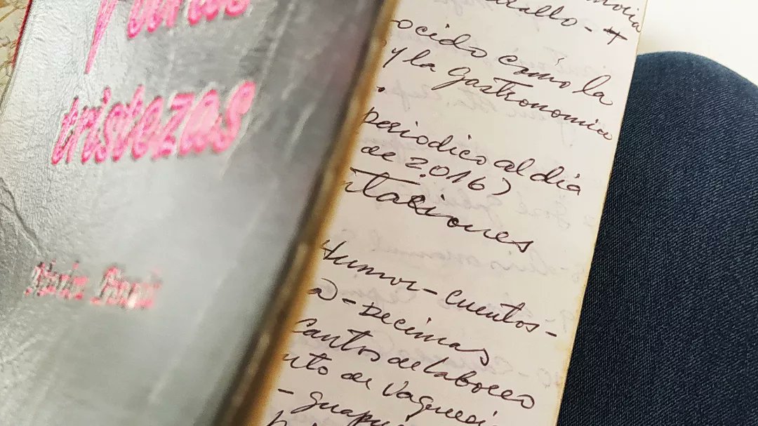 vlahebo's tweet photo. 1/4 Libros cartoneros y publicaciones independientes.

Evaristo Acosta tiene 84 años, lleva la vida dedicado a escribir la historia de #Sincé - #Sucre, a mano y en libretas que recicla y encuaderna. https://t.co/GqThKcA77Q