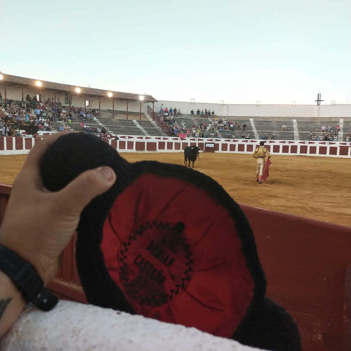 Emocionado y sin palabras por el brindis. Gracias Damián Castaño por tan bonito detalle, nunca lo olvidaré, gracias de corazón amigo.