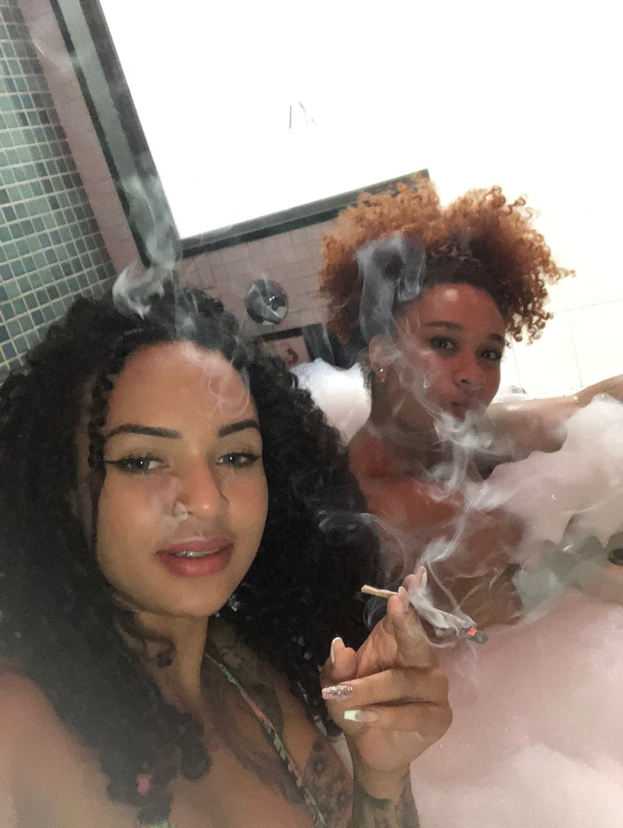 Tatickelly1's tweet photo. Resenha, motel e maconha 💅 https://t.co/KEdKqDUMqR