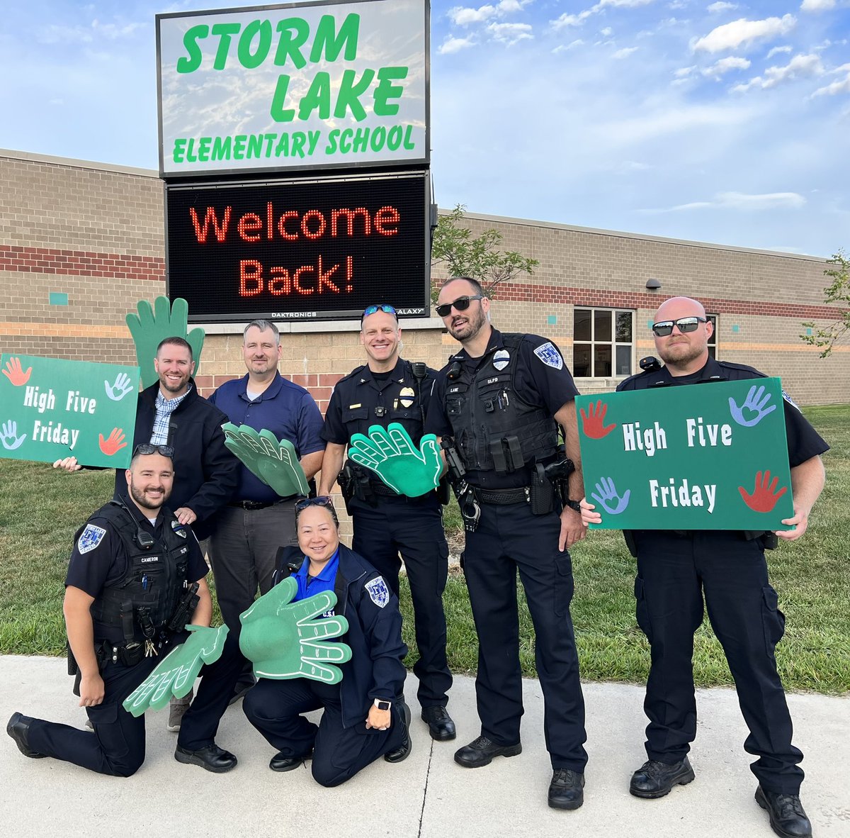 High 5 Friday is back!  Super shout out to <a href="/StormLakePolice/">Storm Lake Police</a> for celebrating our first Friday of the year.  Lots of smiles for sure! #communitypartners