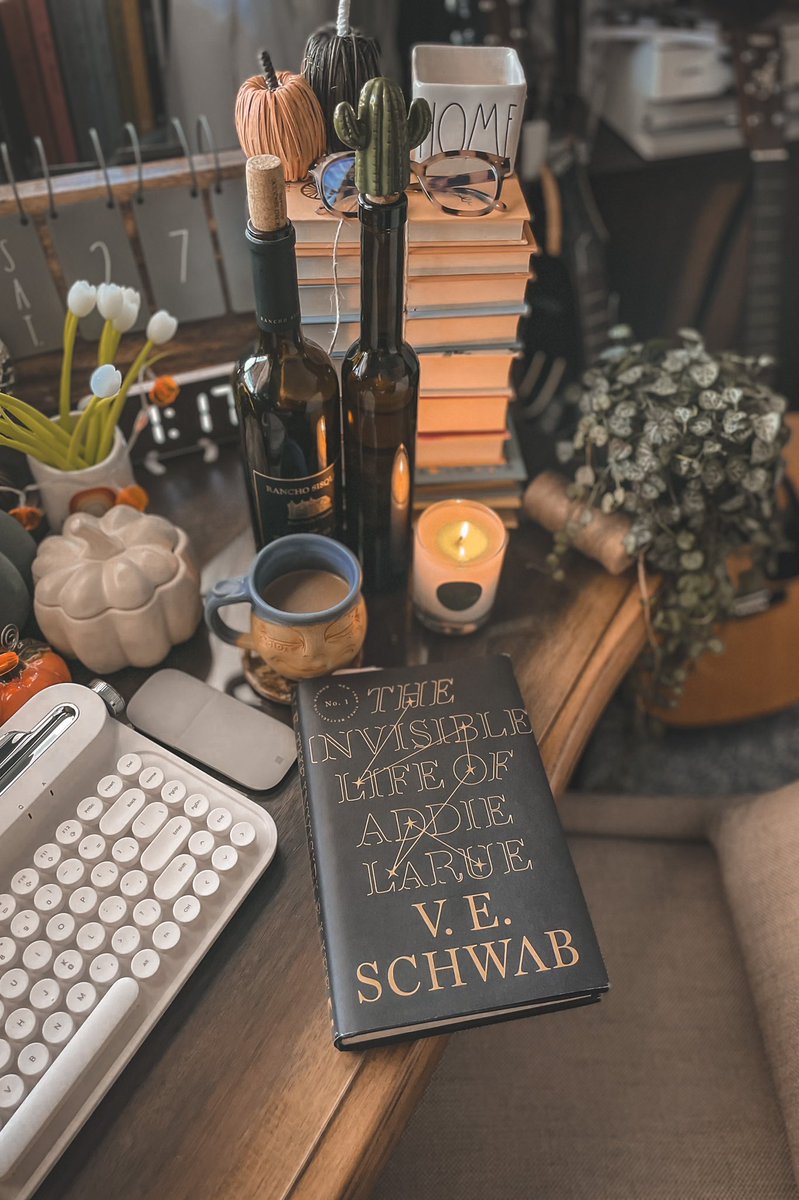 hplanderos's tweet photo. Happy Saturday!! 

Currently reading The Invisible Life Of Addie LaRue by @veschwab  

What is your current read?

#bookwormproblems 
#veschwab
#SaturdayVibes https://t.co/NmbouuWOWQ