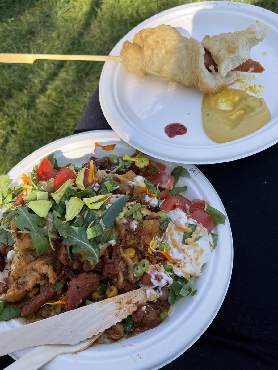 cornflakegirl5's tweet photo. Anyone at Rama Pow Wow have aluminum foil? Eyes are bigger than my stomach. #ramapowwow2022 #takeaway #indiantaco #sconedog #orillia https://t.co/zl9tGtRIio