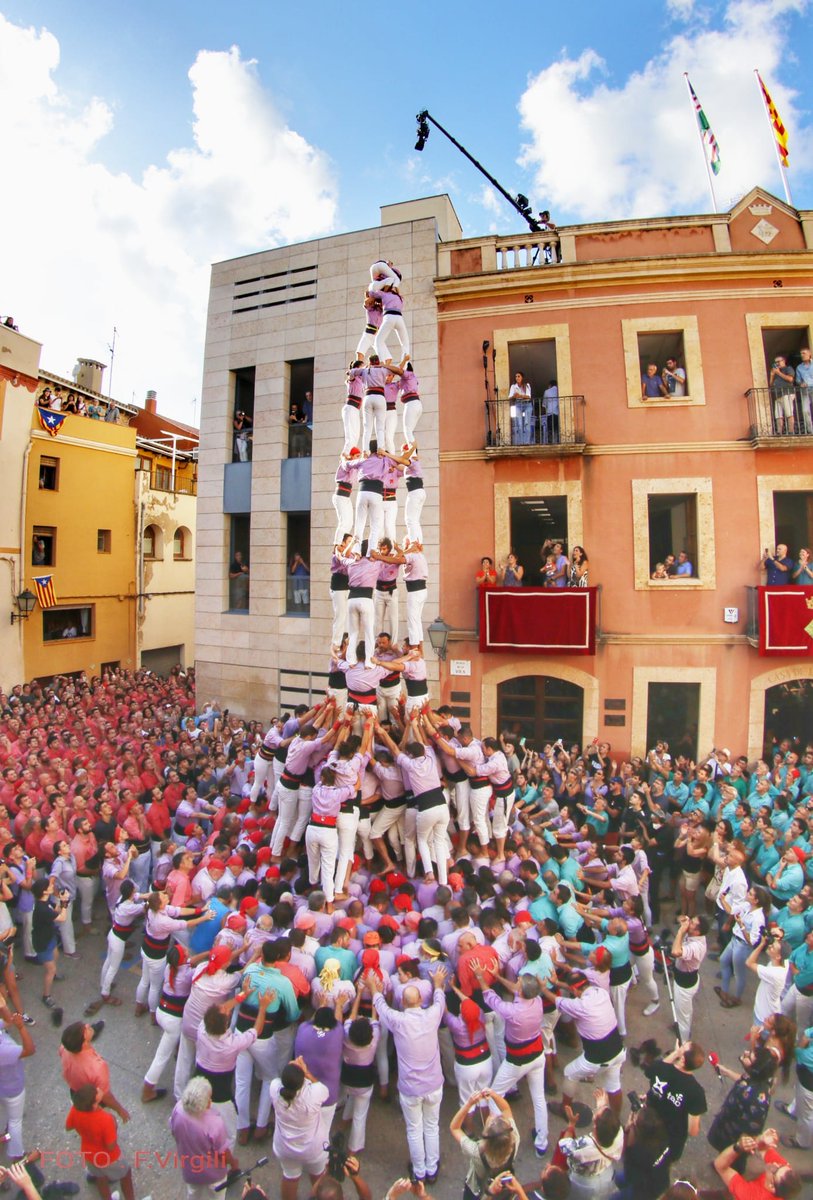 JoveDeTarragona's tweet photo. 💪🏼 Avui al Catllar hem descarregat el tercer 4d9f de la temporada, el segon 3d9f, el primer 2d8f i quatre pilars de cinc. 

💥 Moltes felicitats, Colla! Ens retrobem demà a l'Arboç! 

📷 F. Virgili. 

#AraJove #castellers #castelleres https://t.co/H5sDEutPcX
