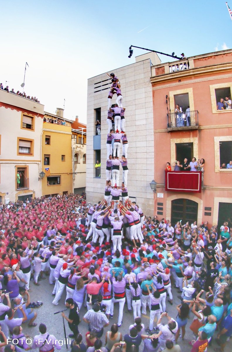 JoveDeTarragona's tweet photo. 💪🏼 Avui al Catllar hem descarregat el tercer 4d9f de la temporada, el segon 3d9f, el primer 2d8f i quatre pilars de cinc. 

💥 Moltes felicitats, Colla! Ens retrobem demà a l'Arboç! 

📷 F. Virgili. 

#AraJove #castellers #castelleres https://t.co/H5sDEutPcX
