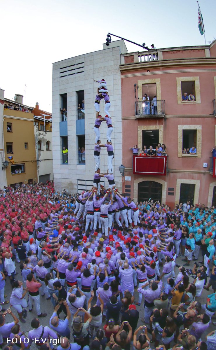 JoveDeTarragona's tweet photo. 💪🏼 Avui al Catllar hem descarregat el tercer 4d9f de la temporada, el segon 3d9f, el primer 2d8f i quatre pilars de cinc. 

💥 Moltes felicitats, Colla! Ens retrobem demà a l'Arboç! 

📷 F. Virgili. 

#AraJove #castellers #castelleres https://t.co/H5sDEutPcX