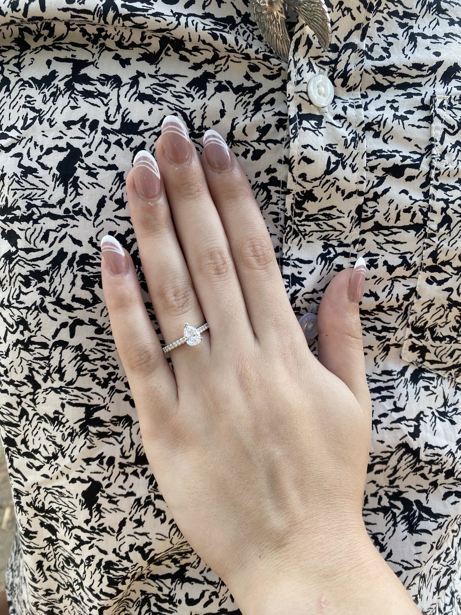 Emmagination94's tweet photo. future Mrs. Emmamac 💍💕 #fiancee #engagement https://t.co/e7XhYynxTp