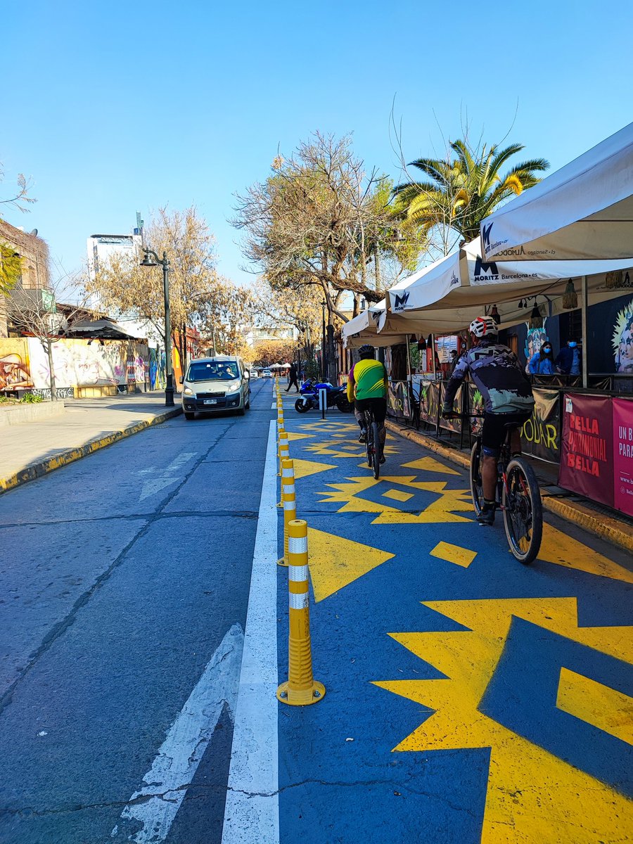 rolanalvarez's tweet image. #Bellavista #Santiago Es increíble encontrarse con la violencia con que se trata  la infra por parte de los automovilistas q buscan lograr la convivencia vial..y que decir de las motos con estacionamiento exclusivo en la ciclovía @Muni_provi