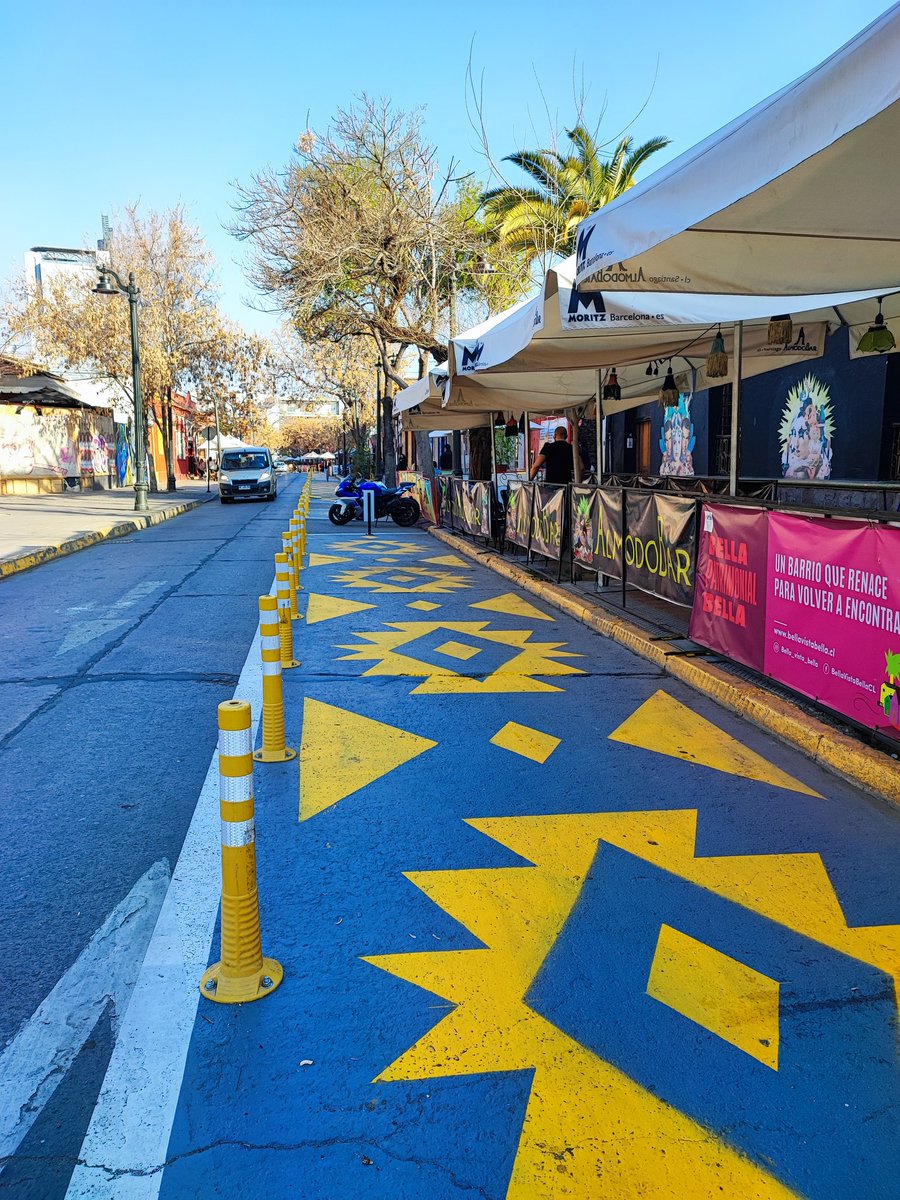 rolanalvarez's tweet image. #Bellavista #Santiago Es increíble encontrarse con la violencia con que se trata  la infra por parte de los automovilistas q buscan lograr la convivencia vial..y que decir de las motos con estacionamiento exclusivo en la ciclovía @Muni_provi