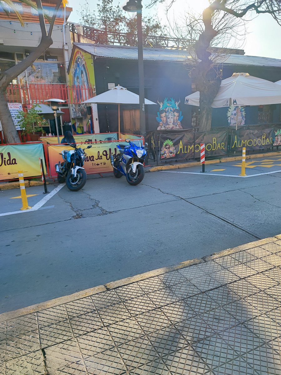 rolanalvarez's tweet image. #Bellavista #Santiago Es increíble encontrarse con la violencia con que se trata  la infra por parte de los automovilistas q buscan lograr la convivencia vial..y que decir de las motos con estacionamiento exclusivo en la ciclovía @Muni_provi