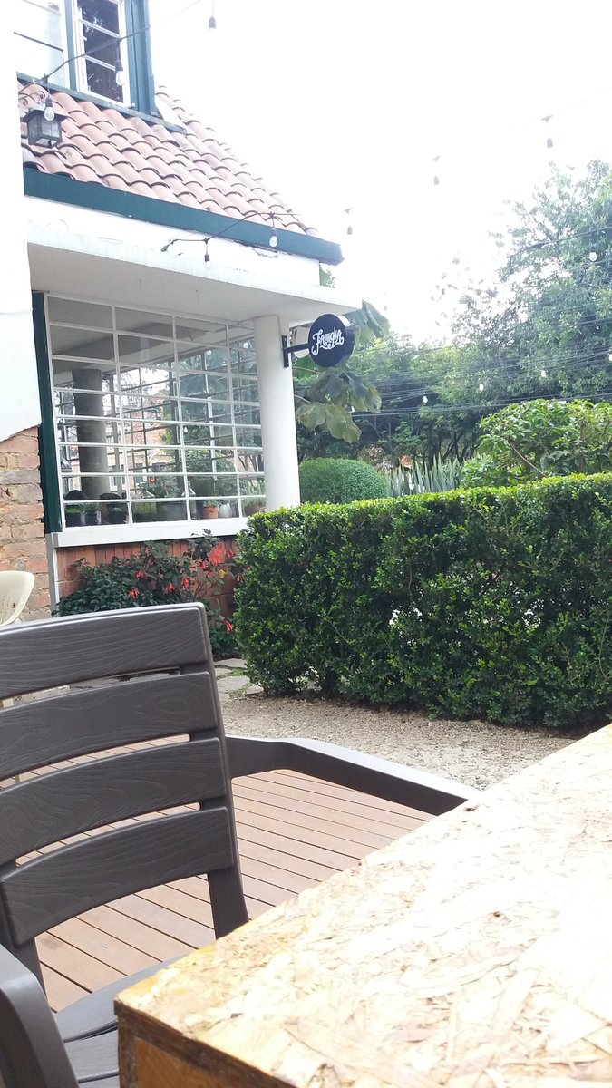 nomehac's tweet photo. Un participante en #CoffeeMaster Bogotá. Malo tendiendo a horrible. 
El jardín: una delicia https://t.co/QGDp948lQ3