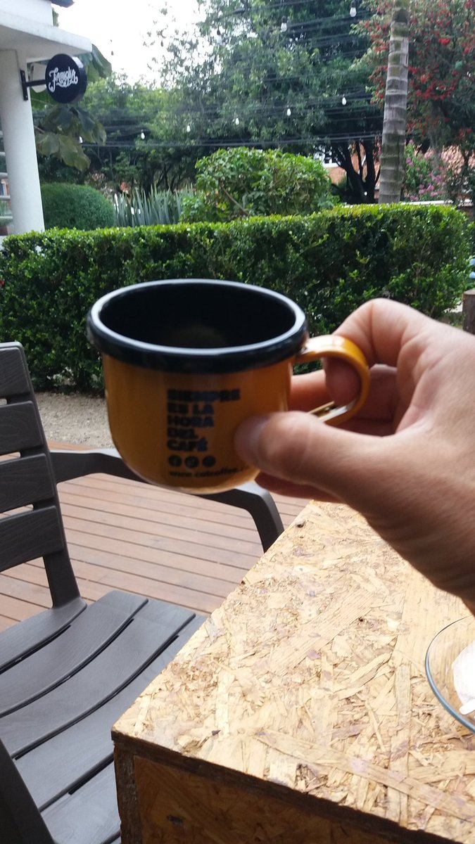 nomehac's tweet photo. Un participante en #CoffeeMaster Bogotá. Malo tendiendo a horrible. 
El jardín: una delicia https://t.co/QGDp948lQ3