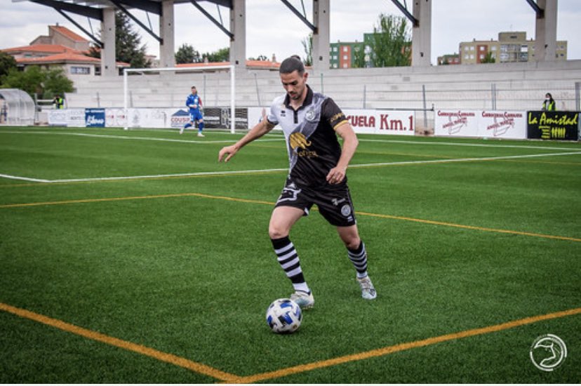 Plus1RFEF's tweet photo. Se mete en el partido @UnionistasCF . Recorta distancias el central Mario Gómez. 2-1 sigue venciendo el @CordobaCF_ofi en El Nuevo Arcángel.
Se pone el partido emocionante.
#PrimeraRFEF https://t.co/r7t6c1NkD2