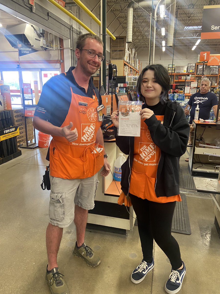 mellietHD's tweet photo. Customer who was a uptight after making it to the registers…was all smiles when Sarah made his visit much easier by being able to speak to him using sign language!  She was our ASL super ⭐️ star!!! Way to go!!! @jgirv257 @aldakonda @Fpanico25 @therealfrancisj  @JohnMolenda3 https://t.co/ZfchUD6Gpa