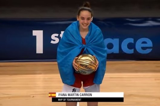 FBPA_asturias's tweet photo. 💠 SELECCIONES 🇪🇦 // EUROPEO U16F // ¡NOS DA HASTA VÉRTIGO LEERLO!... IYANA MARTÍN "MVP OF TOURNAMENT" ¡MVP DEL TORNEO! Qué la mejor jugadora de un europeo recoja su galardón envuelta en la bandera asturiana es indescriptible. ¡SOLO DECIR QUE ERES IMPRESIONANTE, IYI! DISFRUTA💙💛 https://t.co/s4ig4xBrK2