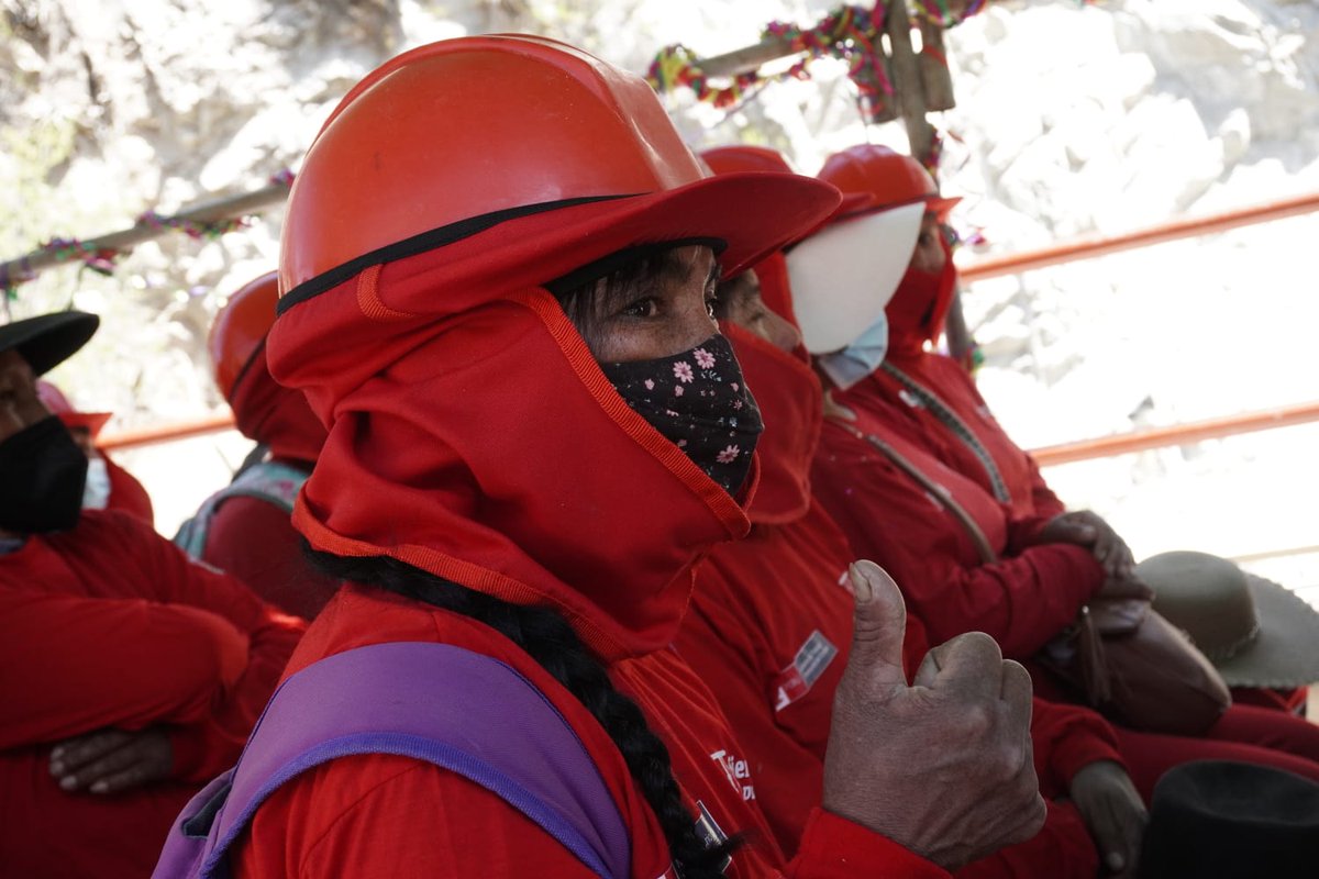 SunafilPeru's tweet photo. Superintendente de la Sunafil, Víctor Loyola Desposorio, participó en la clausura de una obra de mantenimiento de los senderos, áreas de descanso y accesos de los #BañosDePutina, realizada por 76 participantes del Programa #LurawiPerú, en el distrito #Ticaco, provincia de Tarata. https://t.co/8ZKWS2IQ0O