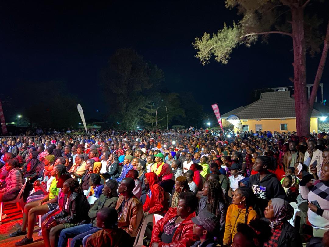 GalaxyFMUg's tweet photo. The Kampala Boys, @b2centug are still spreading the gossip of good music and tonight they are in Mbarara
The numbers are overwhelming 🙌
Proudly Sponsored by @Kagwirawo
#ZzinaLifeStyle | #B2CLiveInConcert https://t.co/mOqcALNw6C
