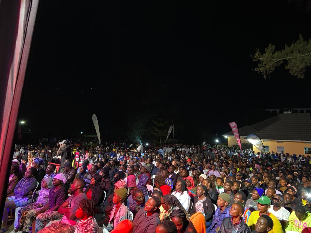 GalaxyFMUg's tweet photo. The Kampala Boys, @b2centug are still spreading the gossip of good music and tonight they are in Mbarara
The numbers are overwhelming 🙌
Proudly Sponsored by @Kagwirawo
#ZzinaLifeStyle | #B2CLiveInConcert https://t.co/mOqcALNw6C