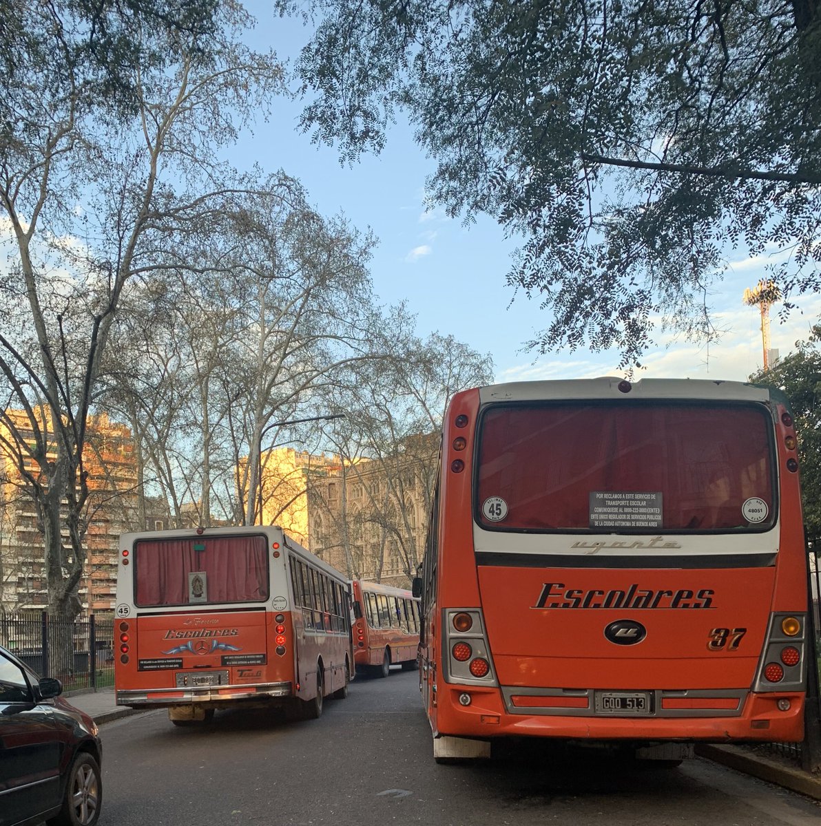 marcelogioffre's tweet photo. ¡Cuántos alumnos yendo a clase un sábado a la tarde, cerca de Recoleta! https://t.co/HmXydx1MGK