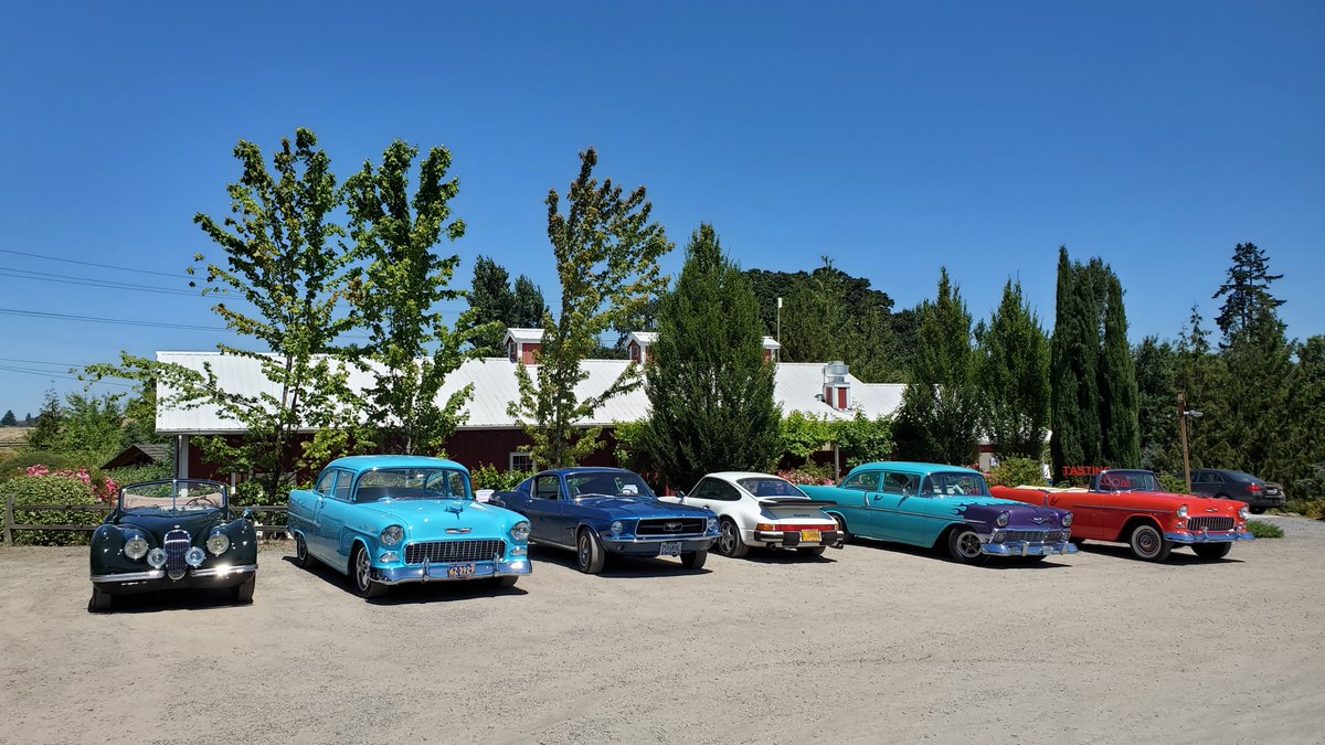 AuroraColonyVW's tweet photo. Vintage Car Cruise-In tomorrow! Live music by Redwood Son + Austin Lindstrom from 1-3pm. No reservation or registration required. Come for music, wine, food, fun!
#auroraoregon #vintagecars #carcruisein #winetasting https://t.co/Tjrz3ZoWLi