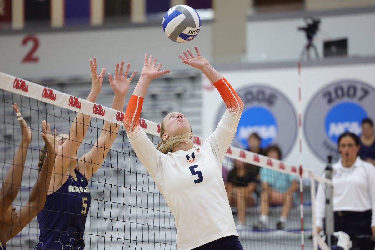 IlliniVBall's tweet photo. Make it 4️⃣1️⃣ career double doubles for Diana Brown! https://t.co/JaBLd0iwG0