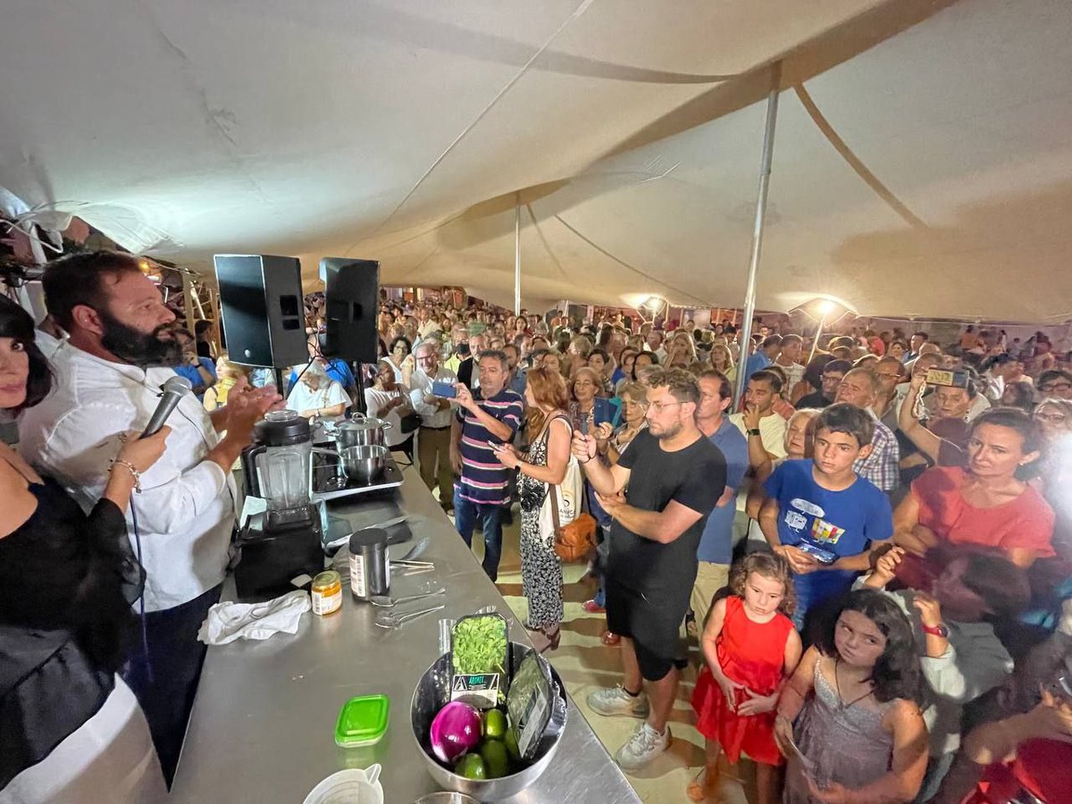 AytoSanlucar's tweet photo. 🐟 La Calzada acoge esta noche el Primer Festival del Pescado de Sanlúcar. 

➡️ Se pueden degustar elaboraciones con uno de los principales exponentes culinario de la Capital Española de la Gastronomía. Además, showcoking y actuaciones musicales para animar el ambiente. https://t.co/ftJKW3pKW9