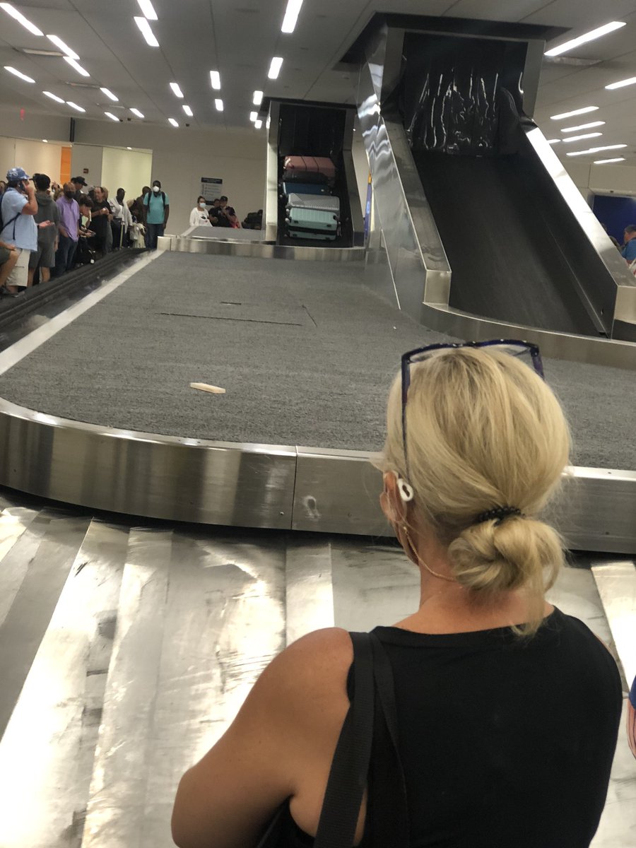 CentralFiling's tweet photo. @JFKairport #fail big time! 60+ mins waiting for carousel to be fixed? Really??  #boo #lame #sad https://t.co/d5R1OFifct