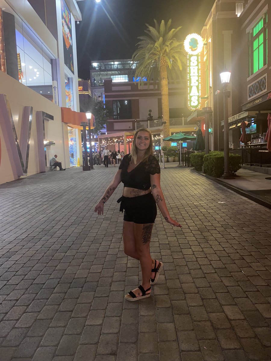 lex_johnsonn's tweet photo. Vegas ✨🥂 https://t.co/wtAyob3npR