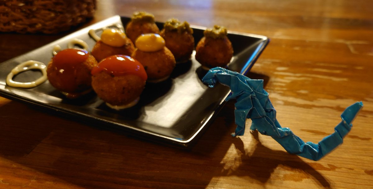 midknight_99's tweet photo. HOMERUNBAR
ゴジラ出現!(笑)
(15cm角の紙で折って、その後樹脂で固めた。テカってるのはそのせい)
ここは、お酒も料理もほ��とに美味い!
#homerunbar
#おりがみ
#神谷哲史 さん作折図より https://t.co/9hhfLyldPf