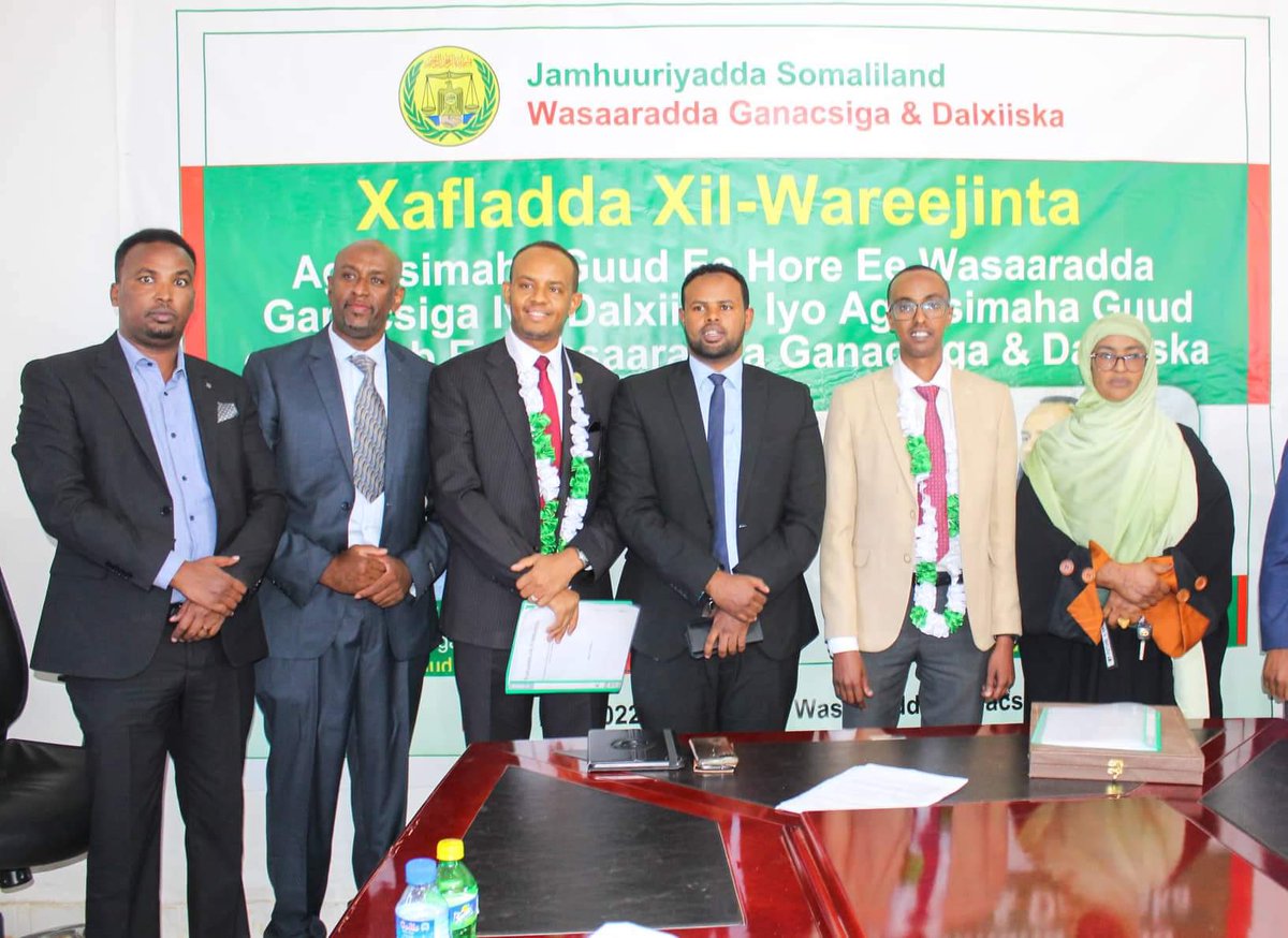 HamzaHGuled's tweet photo. I’m delighted to hand in the position of Director-General to my colleague Abdirashid Ibrahim. Sincere thanks to all my colleagues from the Ministry of Trade and Tourism for the extraordinary time we had during my post as a DG. https://t.co/128mNAmKXj