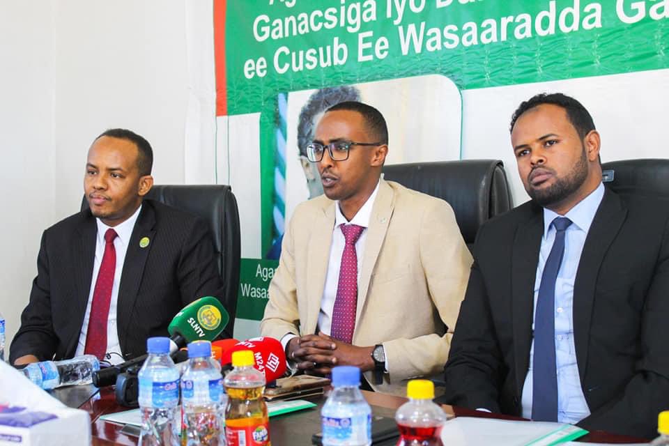 HamzaHGuled's tweet photo. I’m delighted to hand in the position of Director-General to my colleague Abdirashid Ibrahim. Sincere thanks to all my colleagues from the Ministry of Trade and Tourism for the extraordinary time we had during my post as a DG. https://t.co/128mNAmKXj