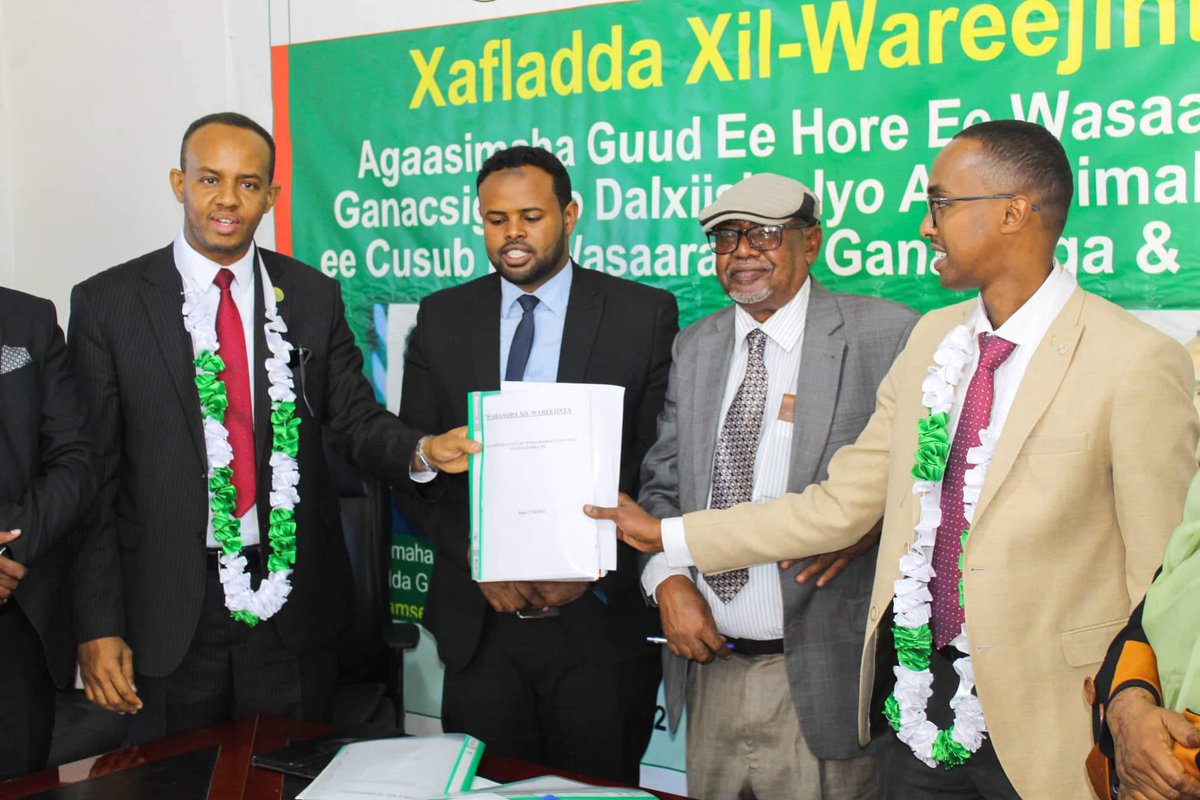 HamzaHGuled's tweet photo. I’m delighted to hand in the position of Director-General to my colleague Abdirashid Ibrahim. Sincere thanks to all my colleagues from the Ministry of Trade and Tourism for the extraordinary time we had during my post as a DG. https://t.co/128mNAmKXj
