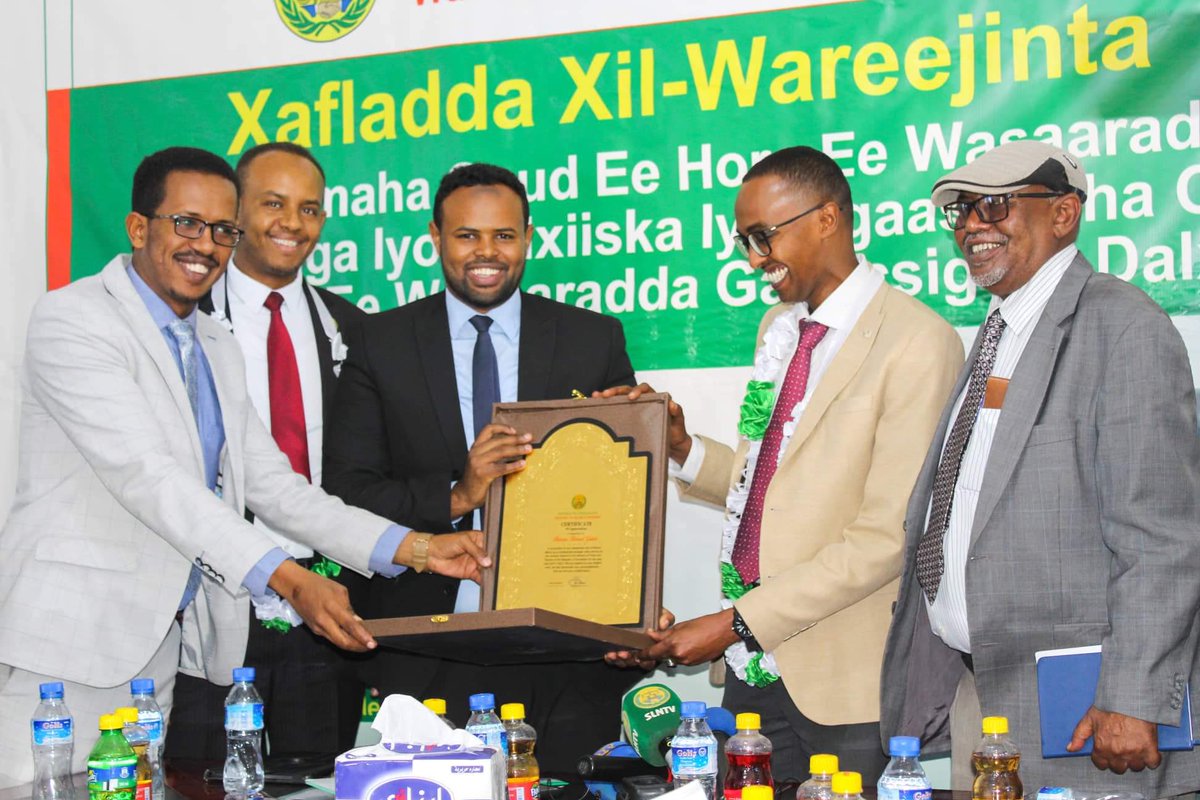 HamzaHGuled's tweet photo. I’m delighted to hand in the position of Director-General to my colleague Abdirashid Ibrahim. Sincere thanks to all my colleagues from the Ministry of Trade and Tourism for the extraordinary time we had during my post as a DG. https://t.co/128mNAmKXj