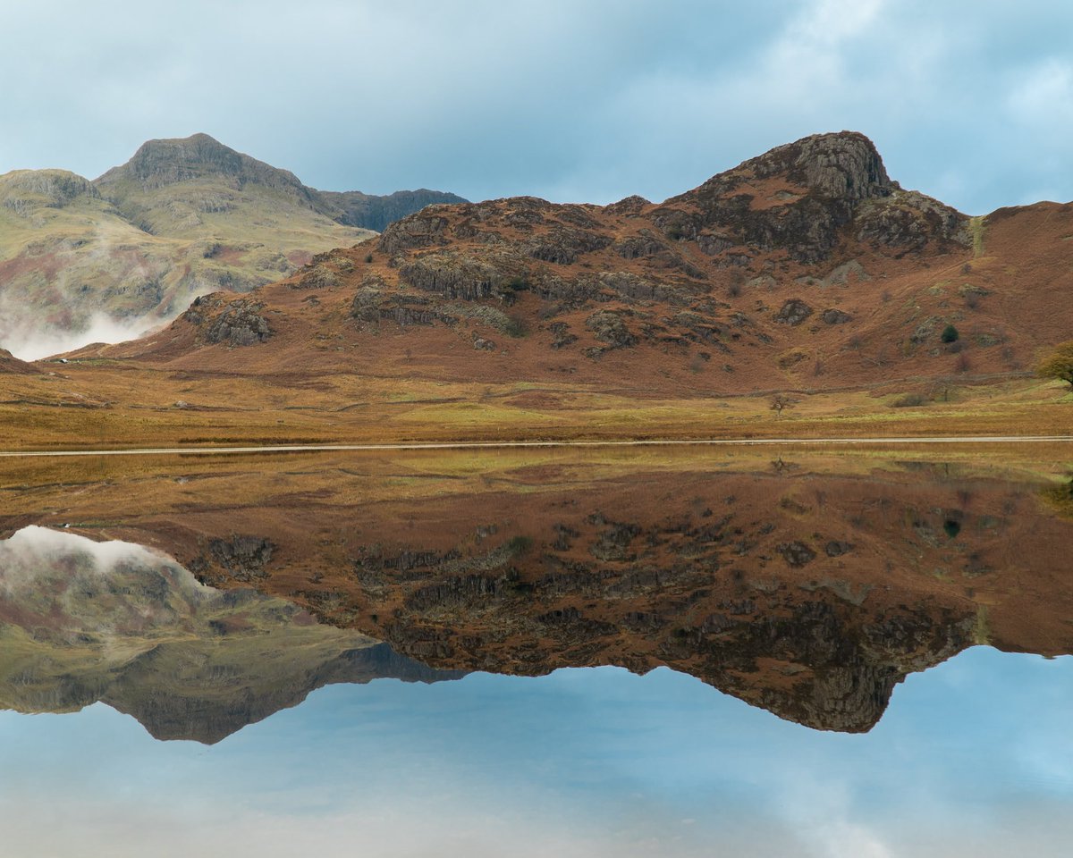 AMountainBlog's tweet photo. And after a long wait at the waterside for the perfect weather and for calm waters; here’s one of the shots I took:

#LakeDistrict #Hiking #SidePike #BleaTarn https://t.co/L5vhaupX3H