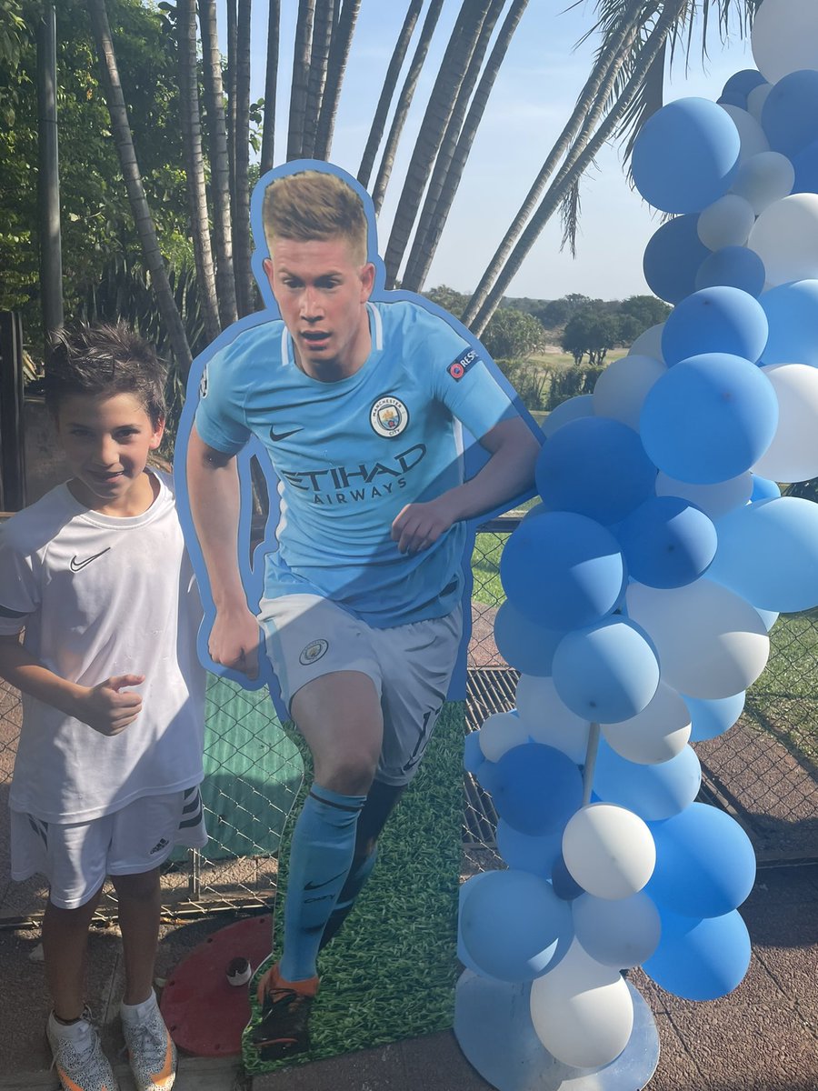 pablomeyer0808's tweet photo. Celebrating a birthday with a victory! @ManCity @KevinDeBruyne https://t.co/vZWp8kXVTT