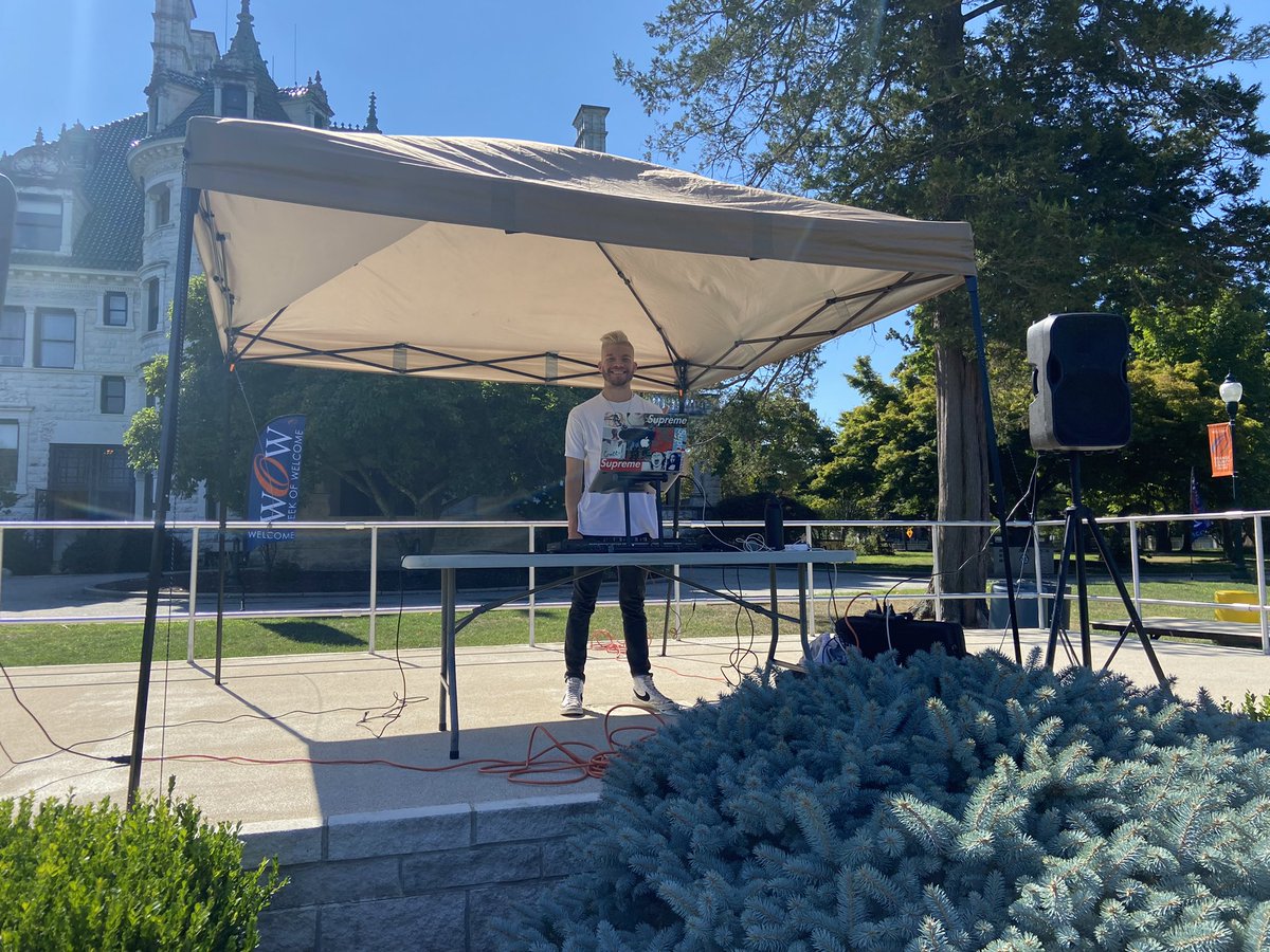 drkrisyoung's tweet photo. The beats were pumping. The Pathway Coaches were coaching. And dozens upon dozens of incoming @SUNY_Orange students and their loved ones enjoyed Student and Family Orientation earlier today. #SOawesome https://t.co/k67kEL9R6W