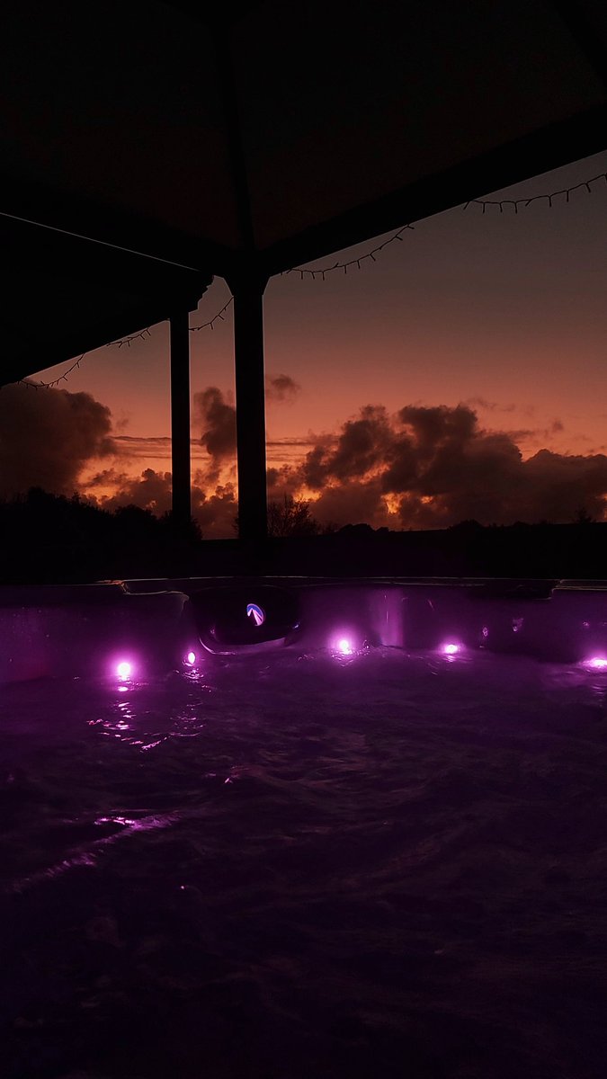 CVD_Productions's tweet photo. I generally think I could live here forever and a hot tub is the most adult investment anyone could make!
#aesthetic #lofi #NewZealand #nature https://t.co/xYb9Zmb40Y