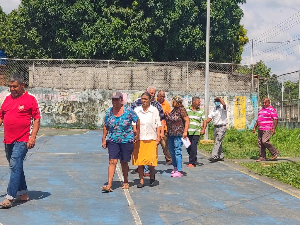 Marifredvzla's tweet photo. Todas las Generaciones de #Chavista movilizados en toda la Patria, en las Asambleas de nuestro #PSUV para escoger a líderes y Liderezas de cada comunidad. ¡Viva el Partido de Chávez! ❤️✊🏻🇻🇪
@pinfantea @dcabellor @NicolasMaduro @PartidoPSUV https://t.co/exnNePs5Gv