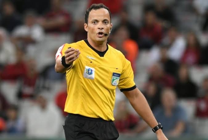 apitoscore's tweet photo. Árbitro: Savio Pereira Sampaio 🛂
Nota: 6.68 🟥🟨
Var: Wagner Reway 🛃
Nota: 9.01 🟥🟨
-Arbitragem confusa em Curitiba;
-VAR demorou 1:30min a mais do que o necessário para revisar;
#CORxAVA #Coritiba #Avaí #Brasileirao2022 #BR22 https://t.co/d6y1k6otFD