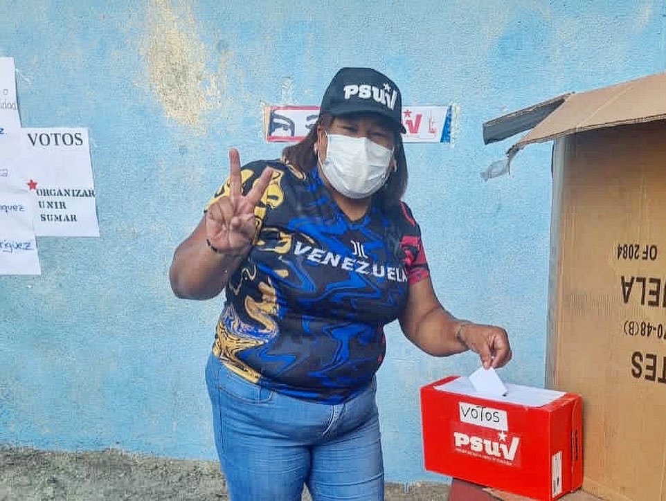 Así participamos desde el Consejo Comunal “José Pilar Romero”, escogiendo a nuestro Jefe o Jefa de Comunidad y su estructura, mediante este hermoso proceso de elección de nuestro @partidopsuv ✊🏽❤️🇻🇪 #UnionParaLaVictoria