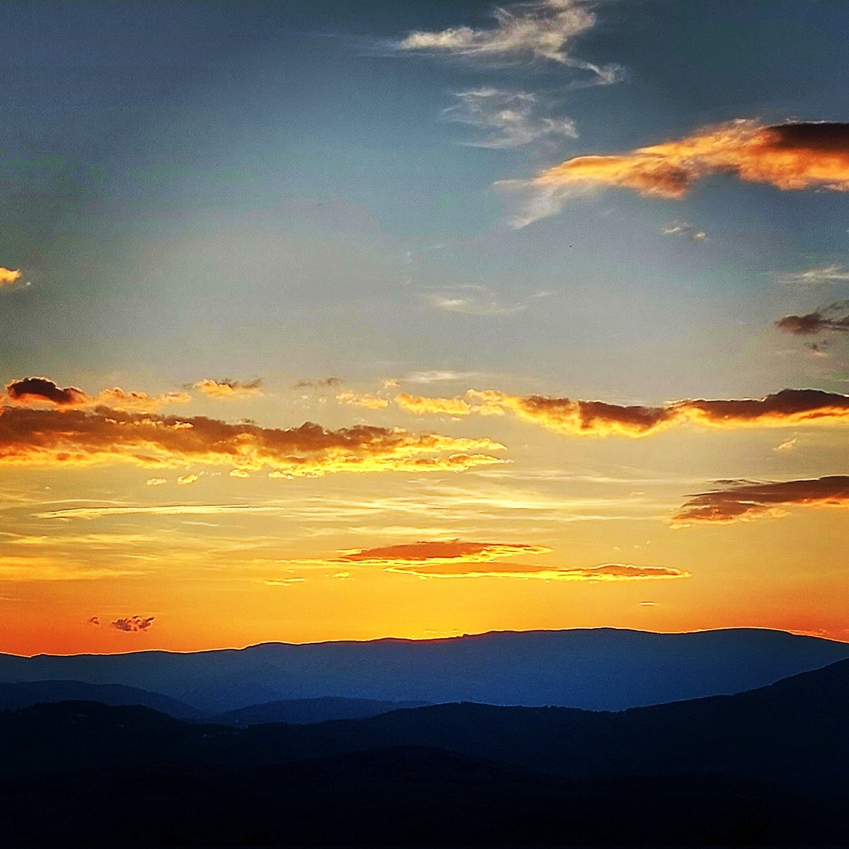 florenttoscano1's tweet photo. Conseil pour tous : quand il faut monter en haut d'une montagne pour voir le couche de soleil, se démerder pour y arriver avant que le soleil ne se soit couché. 

#coucherdesoleil #ardeche #gard #cevennes #pratique #jyavaispaspense https://t.co/zDprGLFaaq