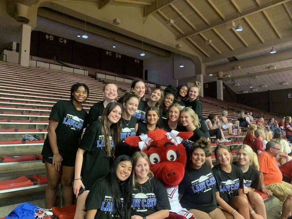 ConwayAthletics's tweet photo. The Lady Cats got to watch the Lady Razorback volleyball team defeat Washington last night! #6legs #woopig https://t.co/k6QiTQnN1Y