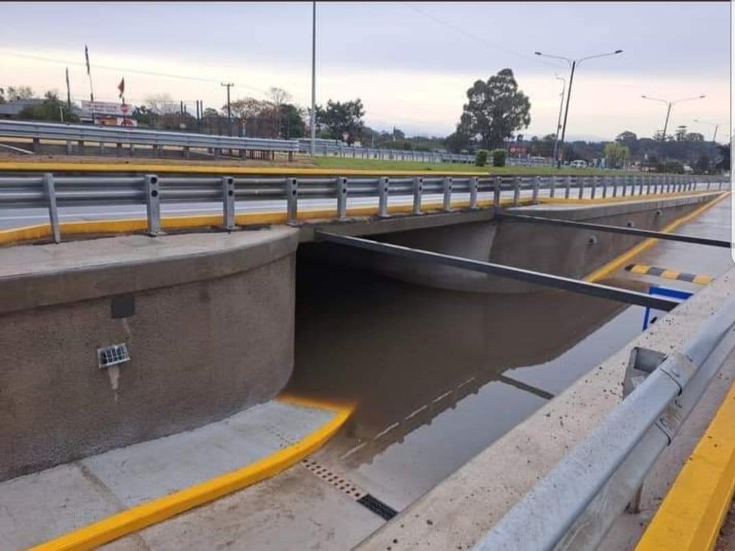 AlfTuitea's tweet photo. BLINDAJE, Esto no aparece en ninguno de los principales portales de notícia.

Hace un par de semanas el gobierno nacional inauguró este Pasaje a Desnivel en Neptunia.

¿Se imaginan que hubiese pasado si nos sucedía eso en el pasaje a desnivel en Av Italia? https://t.co/W1Usdw2yuW