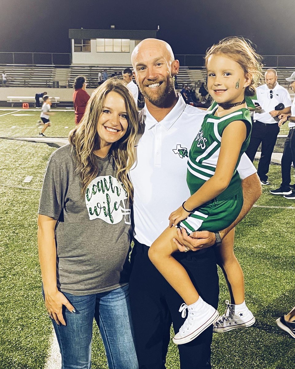 katy__brewer's tweet photo. Started the season with a W. We love you, @Coach_CBrewer and we love us some @Burnet_FOOTBALL! #bts https://t.co/M6UmCr11Ni
