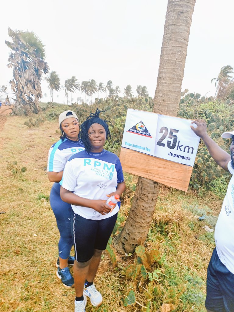 TotohouI's tweet photo. *La route des pêches à la marche. Une belle initiative. Un grand défi. Marcher de fidjrosse à Ouidah, 32km . Ce n'était pas facile mais nous avons pu le faire. À un certain moment on ne marchait plus avec les pieds mais tout se passait dans la tête. https://t.co/mWbJaqnIFp
